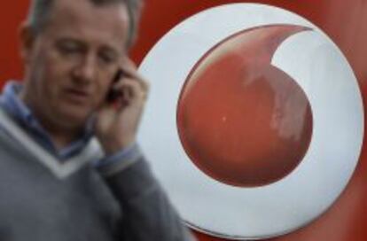Logotipo de Vodafone en una tienda de la compañía.