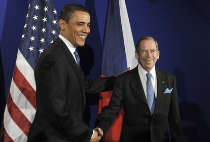 5 de abril de 2009. El presidente de EE UU, Barack Obama, se reúne con Václav Havel en el marco de una cumbre entre Estados Unidos y la Unión Europea celebrada en Praga. Su talante integrador, europeísta y culto abrió a la República Checa al mundo democrático