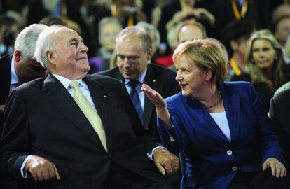 La canciller Angela Merkel junto al antiguo canciller Helmut Khol, en una ceremonia en octubre de 2010 en Berlín.