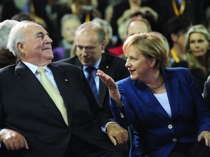 La canciller Angela Merkel junto al antiguo canciller Helmut Khol, en una ceremonia en octubre de 2010 en Berlín.