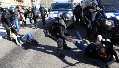 Según fuentes policiales, algunos de los moradores han rociado con gasolina a los agentes, sin que llegaran a prenderles fuego. Siete de ellos han sido detenidos por este motivo y trasladados a comisaría. Sin embargo, vecinos y activistas han asegurado a través de las redes sociales que no se trataba de gasolina sino de agua.