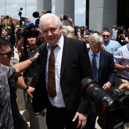 WikiLeaks founder Julian Assange makes his way as he leaves the United States District Court following a hearing, in Saipan, Northern Mariana Islands, U.S., June 26, 2024. REUTERS/Kim Hong-Ji