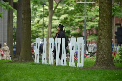 Una estudiante de Harvard durante las ceremonias de graduación en la universidad