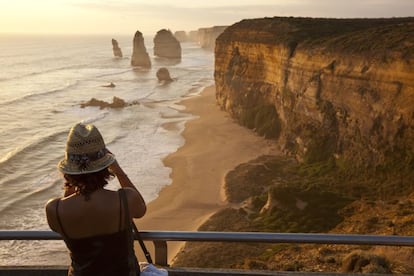 Los Doce Apóstoles ni son apóstoles ni son doce, pero así es como se conocen a unas formaciones rocosas que surgen entre las revueltas aguas del mar y que constituyen uno de los puntos de interés más famosos del estado australiano de Victoria. Desde el mirador se cuentan claramente siete, pero quizá unos se tapen a otros (os habitantes de la zona dicen que depende desde dónde se mire). En realidad, da un poco lo mismo: la vista es preciosa. A estos farallones se los llamaba la Cerda y los Cerditos hasta que en los años 60 alguien pensó que un nombre más digno atraería al turismo y de ahí lo de los Apóstoles. Llegar es casi tan impactante como contemplar este monumento natural, conduciendo por carreteras que serpentean junto a las espectaculares playas del estrecho de Bass para luego dirigirse al interior cruzando selvas llenas de pequeñas aldeas y enormes árboles. Pero esto no es todo: más adelante, en la Gran Carretera Oceánica se encuentran la joya marítima de Port Fairy y el aislado Bridgewater Cape.