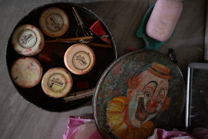 La lata de pinturas en las que Guppy guarda su maquillaje pertenecía a su madre, quien se la obsequió sin saber que la utilizaría para ganarse la vida con su personaje.