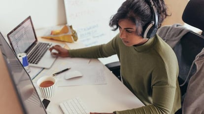 Una mujer de banca trabajando desde su casa