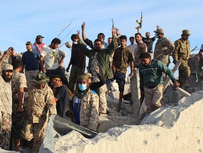 Miembros de las fuerzas aliadas libias que combaten al Estado Islámico en Sirte, celebran este lunes la toma de los últimos edificios en manos de los yihadistas.