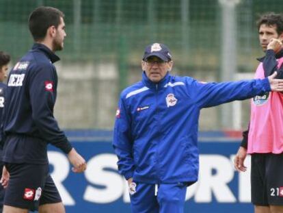 Fernando Vázquez da instrucciones en un entrenamiento