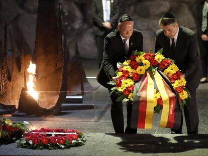 El ministro de Exteriores alem&aacute;n, Sigmar Gabriel (derecha), y el embajador alem&aacute;n en Israel, Clemens von Goetze, en el Museo del Holocausto en Jerusal&eacute;n.