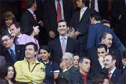 El príncipe Felipe, presidente de honor del centenario atlético, vio desde el palco el partido de Liga contra Osasuna. Al final, bajó a los vestuarios para saludar a la plantilla del Atlético.