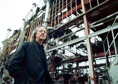 El escritor austriaco, en abril de 1999, posa delante de la destruida factoría de automóviles Zastava en Kragujevac (Yugoslavia). La fábrica fue destruida en varios y reiterados ataques de la OTAN. Su libro 'Justicia para Serbia' provocó una fuerte polémica que supuso que el autor fuese acusado de alinearse con el bando serbio.