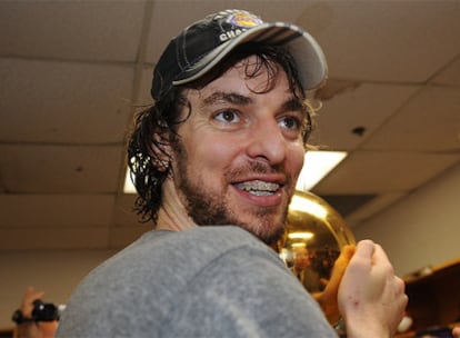 Pau Gasol con el trofeo de campeón de la NBA.