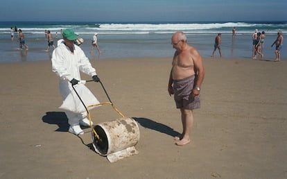 Labores de limpieza de GALIPOT en la Playa de la Zurriola el 26 de julio de 2003.