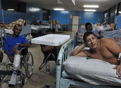 Enfermos en la sala de traumatología masculina del hospital de Coche, en Caracas.