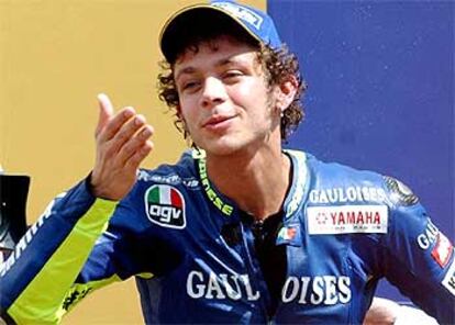 Valentino Rossi envía un beso desde lo más alto del podio de Mugello.