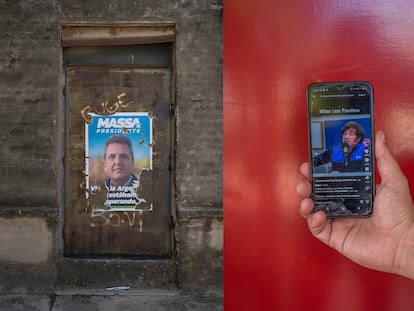 Una imagen de propaganda de Sergio Massa en Río Segundo. A la derecha, un seguidor de Milei muestra una entrevista en redes sociales.