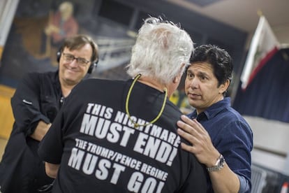 Kevin de León escucha a un sindicalista con una camiseta contra Trump, a principios de septiembre en Los Ángeles.