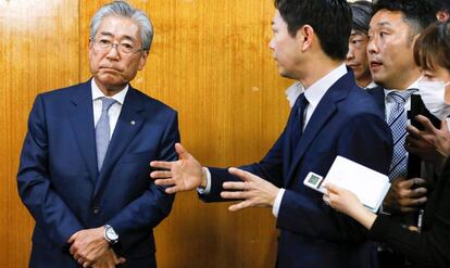 El presidente del Comité Olímpico de Japón, Tsunekazu Takeda, a la izquierda, este martes en Tokio.