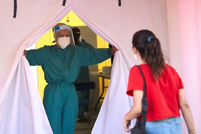 La Generalitat de Catalunya comenzó este jueves en Terrassa (Barcelona), un cribado masivo para detectar casos de coronavirus.