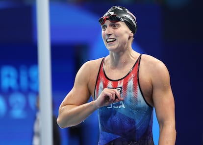 Katie Ledecky celebra la victoria en los 800m libres en los Juegos de París, el 3 de agosto de 2024.