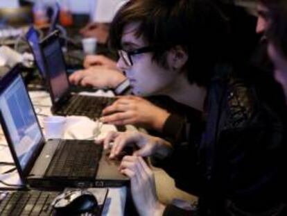 Varios usuarios de internet. EFE/Archivo