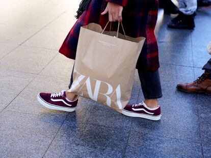 Una mujer lleva una bolsa de Zara, del grupo Inditex.