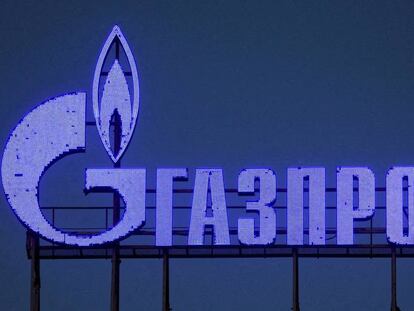 Logotipo de Gazprom en una de sus instalaciones,