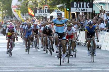 Boonen cruza la meta por delante de Valverde.