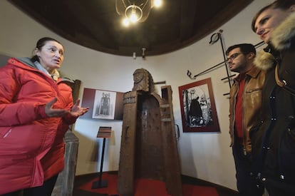 Vlad Tepes también era aficionado a otros métodos de tortura como la amputación, el estrangulamiento y la castración, entre otros. En la imagen, instrumentos de tortura medieval son exhibidos en el Castillo de Bran.