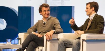 Feijóo y Casado, durante la convención municipal del PP en Santiago.