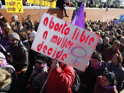 Manifestantes em Madri contra a reforma da lei do aborto.