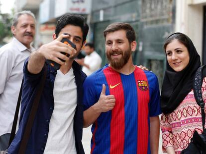 Reza Parastesh posa disfressat com a Messi.