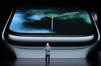 Jeff Williams, director de operaciones de Apple, habla durante un evento de presentación de los nuevos productos en el Teatro Steve Jobs en Apple Park, el 12 de septiembre de 2018, en Cupertino, California.