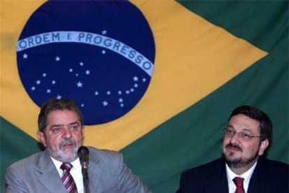 El presidente Lula da Silva junto a su  ministro de Finanzas, Antonio Palocci.