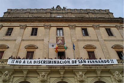 Pancarta desplegada en el ayuntamiento de San Fernando en contra del traslado de la Escuela de Infantería de Marina.