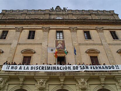 Pancarta desplegada en el ayuntamiento de San Fernando en contra del traslado de la Escuela de Infantería de Marina.