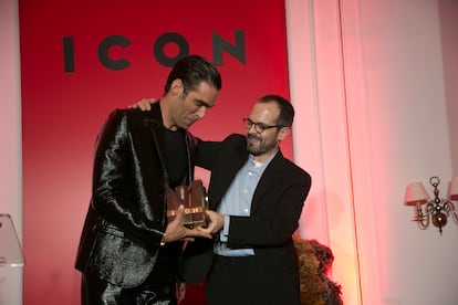 El director de la revista 'Icon', Dani García, entrega un premio al modelo y actor Jon Kortajarena.