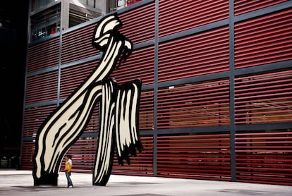 Escultura de Roy Lichtenstein en el Patio Nouvel del Reina Sofía.
