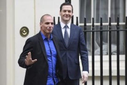 El nuevo titular de Finanzas de Grecia, Yanis Varoufakis (izquierda), se despide este lunes del ministro británico de Economía, George Osborne.