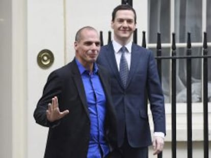El nou titular de Finances de Grècia, Iannis Varufakis (esquerra), s'acomiada aquest dilluns del ministre britànic d'Economia, George Osborne.