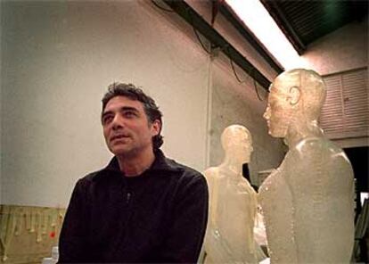 Jaume Plensa, junto a algunas esculturas en las que trabaja en su taller de las afueras de Barcelona.