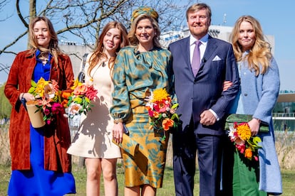 El rey Guillermo de Holanda, en un posado por su 54º cumpleaños en Eindhoven junto a su esposa, la reina Máxima, y sus tres hijas (de izquierda a derecha) Ariana, Alexia y Amalia, la heredera al trono.