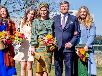 El rey Guillermo de Holanda, en un posado por su 54º cumpleaños en Eindhoven junto a su esposa, la reina Máxima, y sus tres hijas (de izquierda a derecha) Ariana, Alexia y Amalia, la heredera al trono.