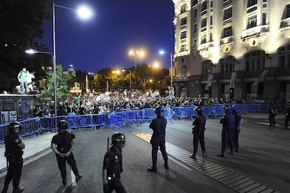 Tras la marcha por Cibeles, cientos de manifestantes se congregaron en las inmediaciones del Congreso de los Diputados, donde la policía bloqueó la calle.