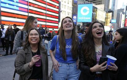 Empleadas de Coinbase durante el estreno del valor en el Nasdaq.