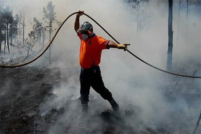 Un agente de Protección Civil de Getafe (Madrid) trabaja en un incendio de Muxía, A Coruña.