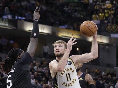 Sabonis intenta superar a Harrell en el Indiana-Clippers.