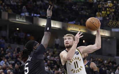 Sabonis intenta superar a Harrell en el Indiana-Clippers.