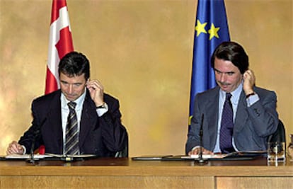 José María Aznar, ayer, durante una rueda de prensa con el primer ministro danés, Anders Fogh Rasmussen.