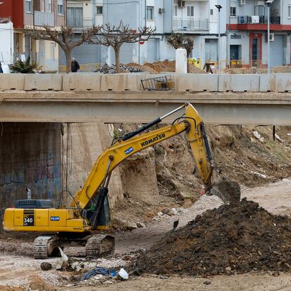 GRAFCVA5093. PAIPORTA (VALENCIA), 29/01/2025.- Vista general de las obras de reparación en el barranco del PoyoTres meses después de la dana que arrasó la provincia de Valencia el pasado 29 de octubre las distintas administraciones hacen balance de la situación actual mientras los vecinos de las zonas afectadas intentan regresar a una cierta normalidad y los equipos de rescate siguen buscando a las tres personas desaparecidas. EFE/Ana Escobar
